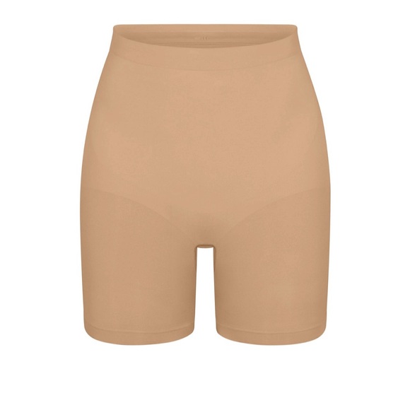 SKIMS Clay Sculpting Short Mid Thigh - Picture 4 of 7